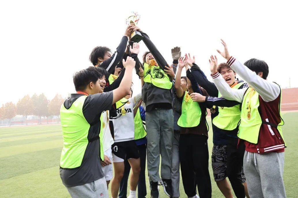 爱游戏网址 -广东宏远训练开放日；今夜豪取连胜引欢呼；法国杯在即；身体对抗强度拉满的简单介绍